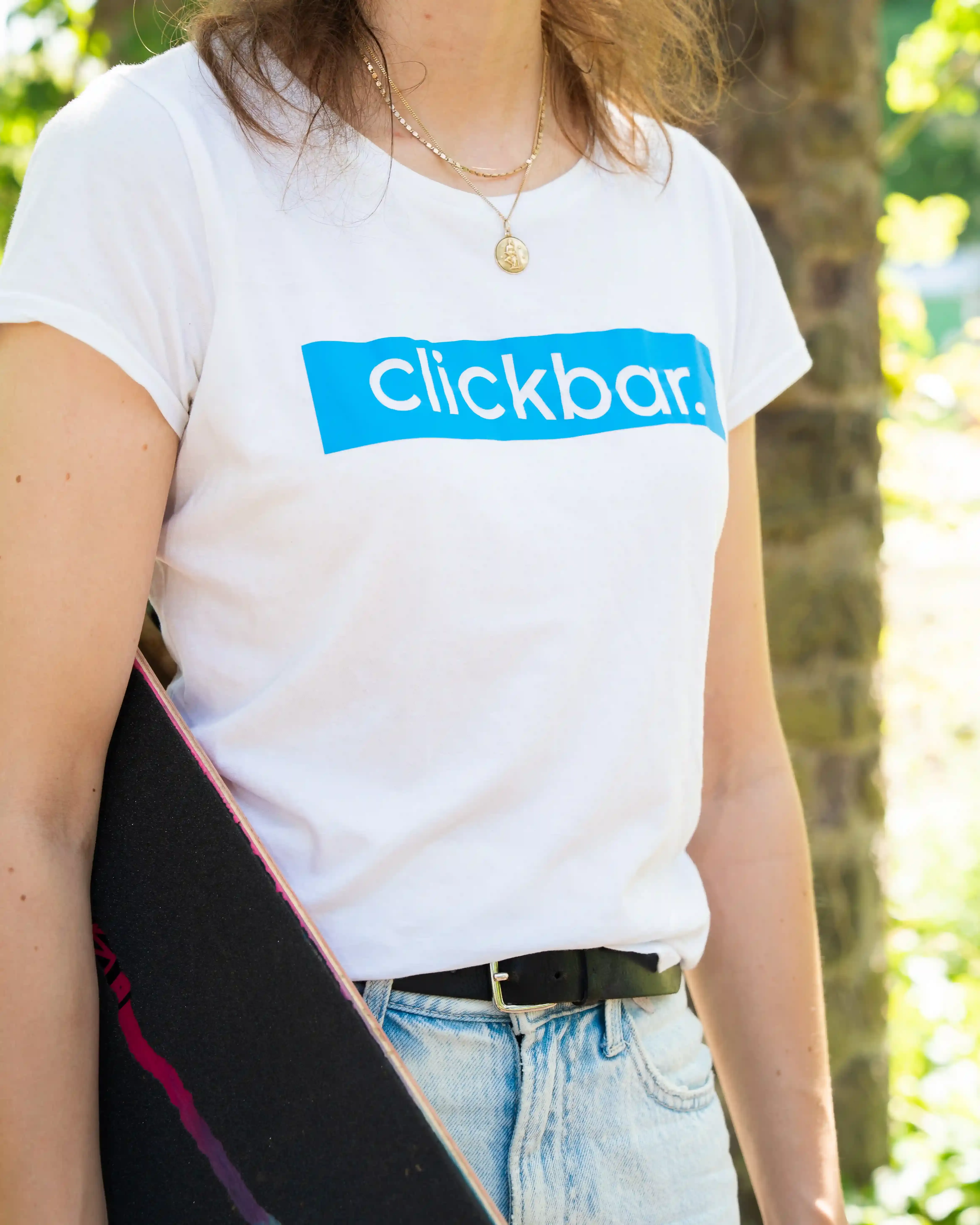 weißes clickbar. T-Shirt mit blauem Logo