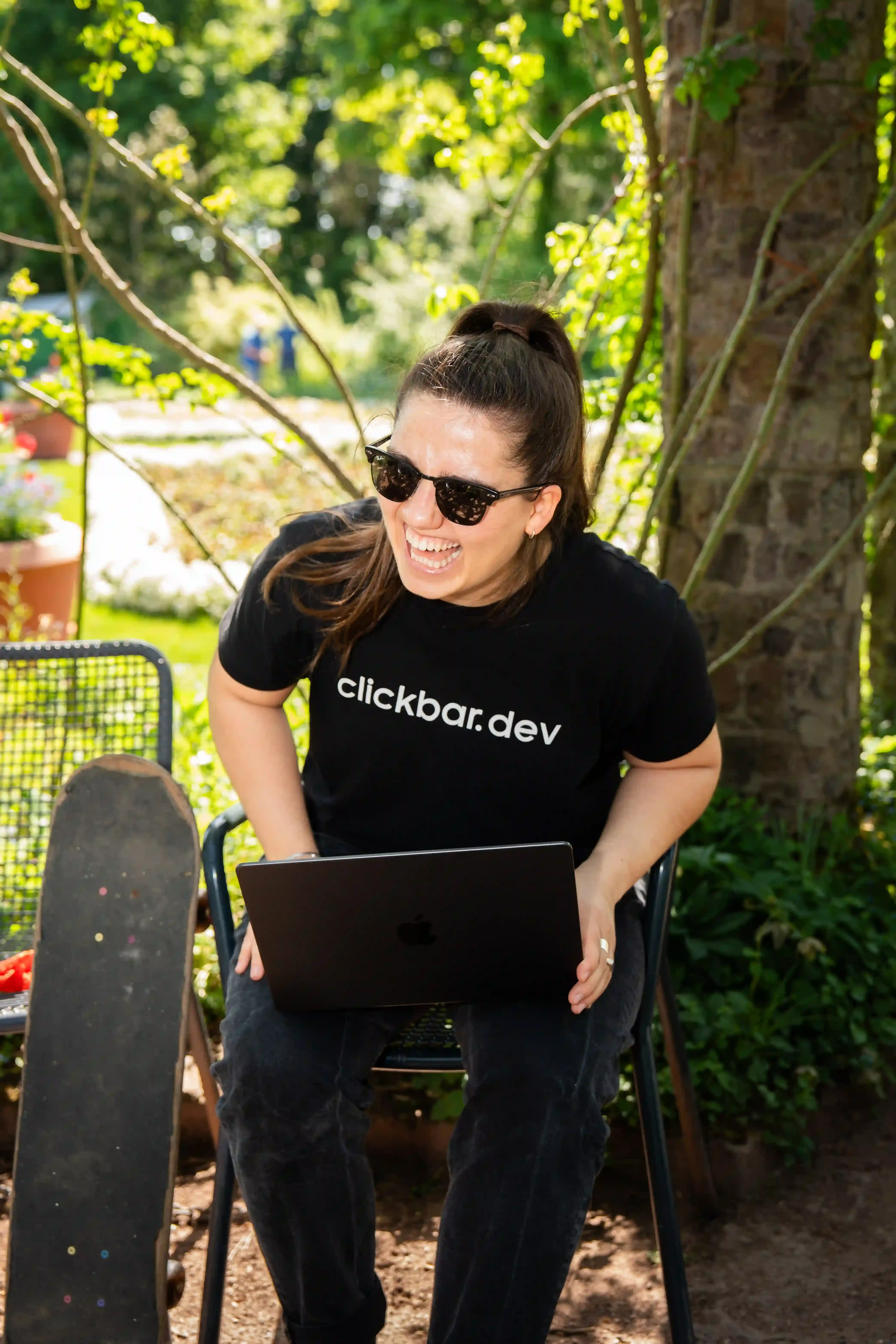 schwarzes clickbar. T-Shirt mit clickbar.dev Schriftzug