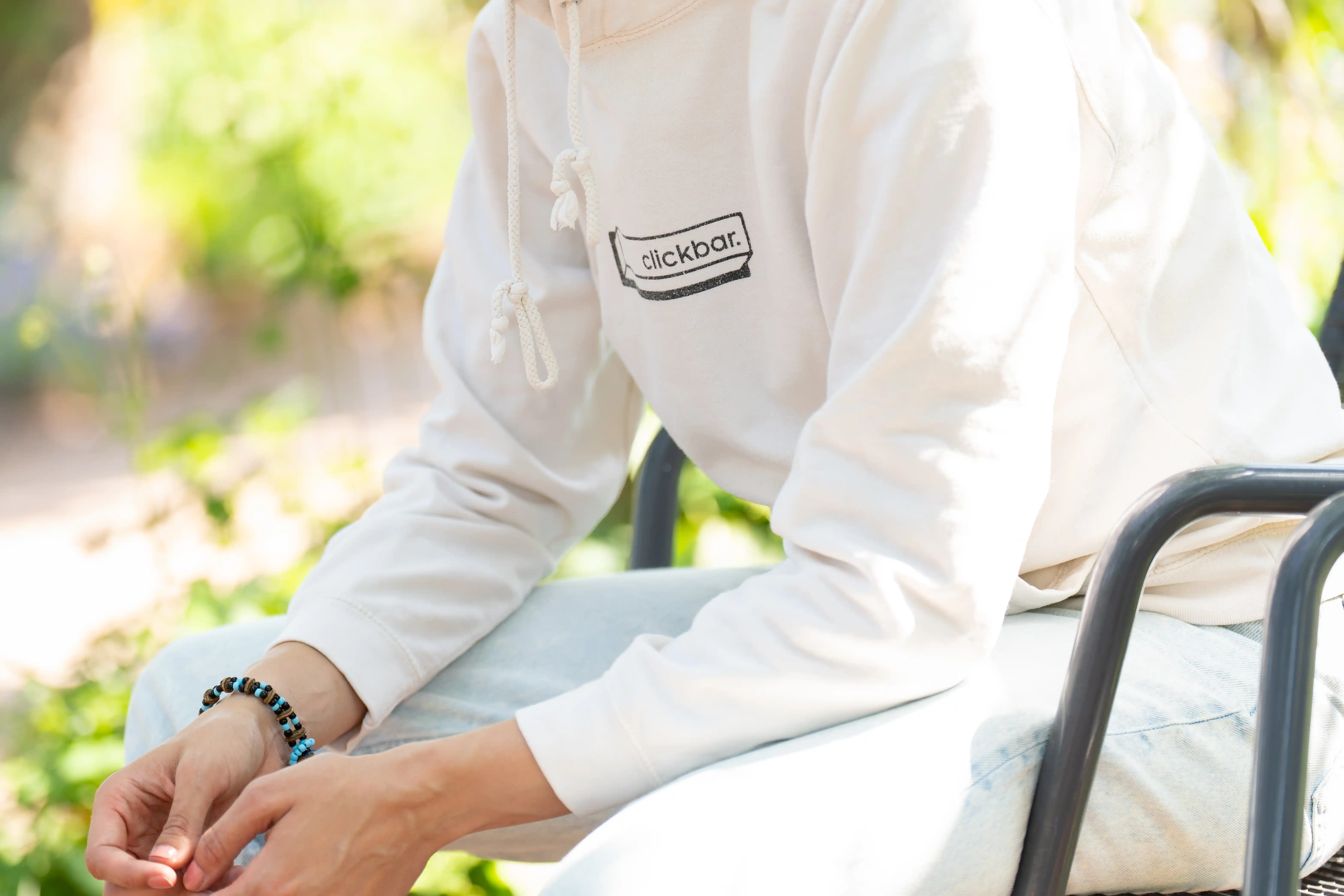 off-withe clickbar. Hoodie mit space bar