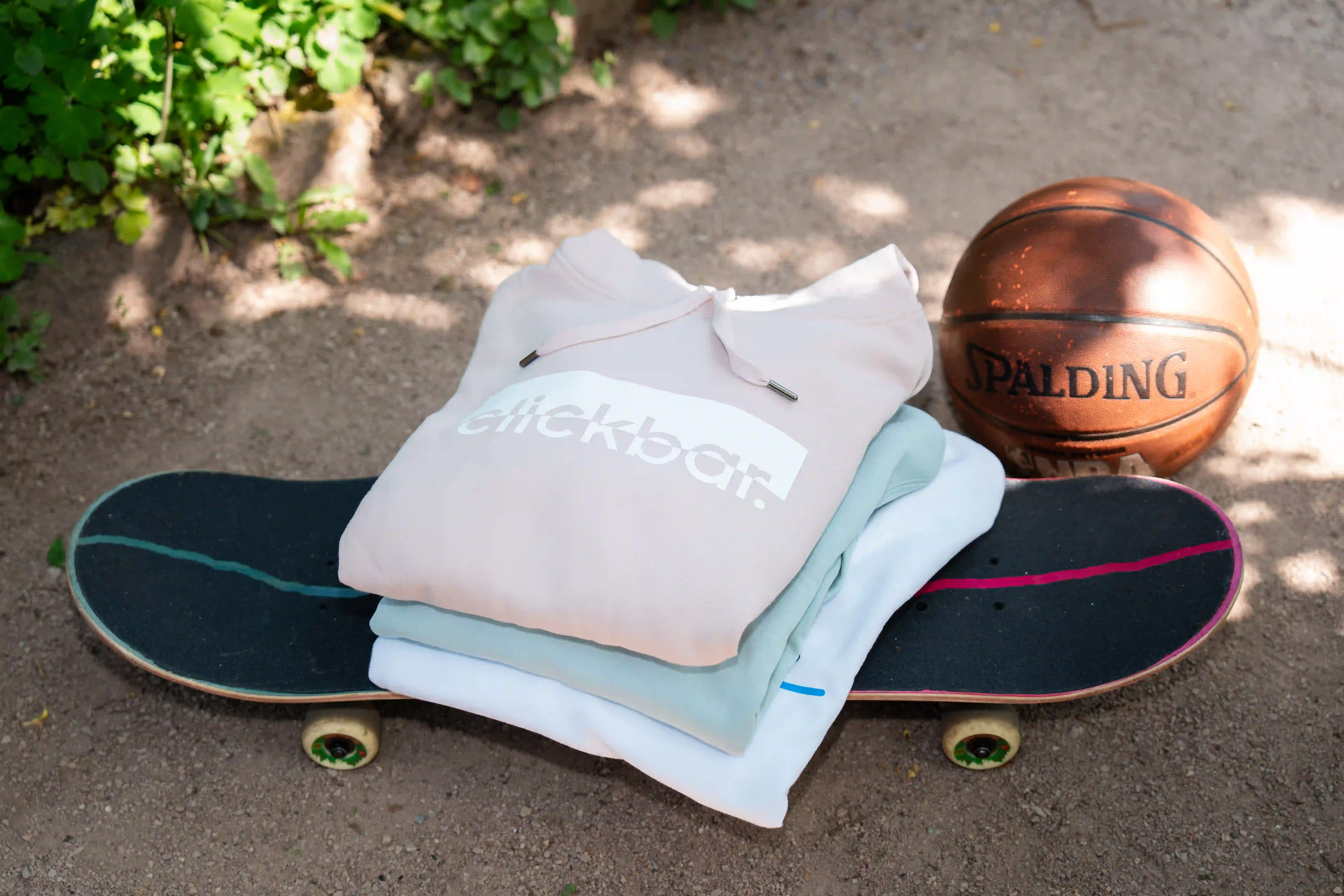 3 clickbar. Hoodies auf einem Skateboard