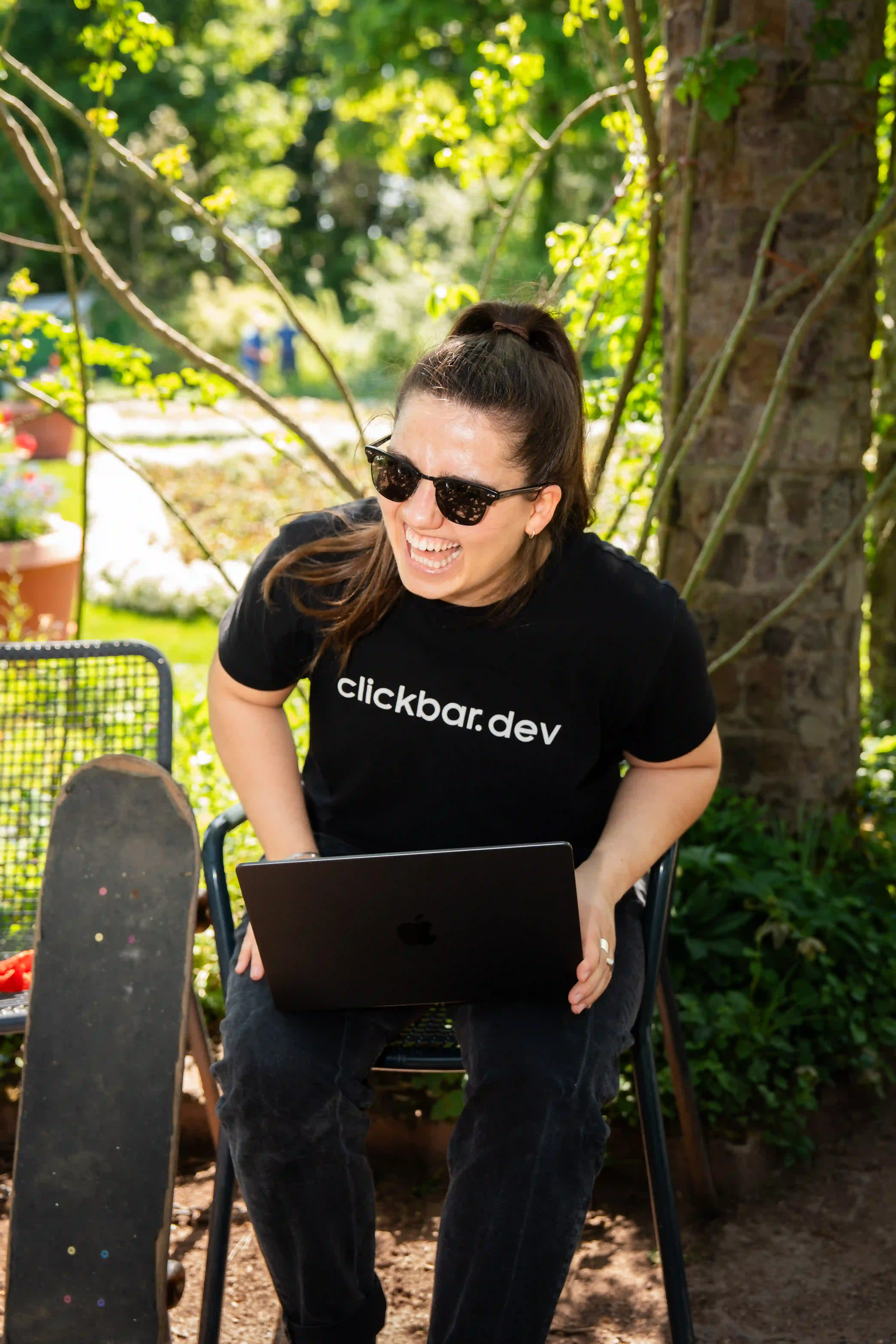 schwarzes clickbar. T-Shirt mit clickbar.dev Schriftzug