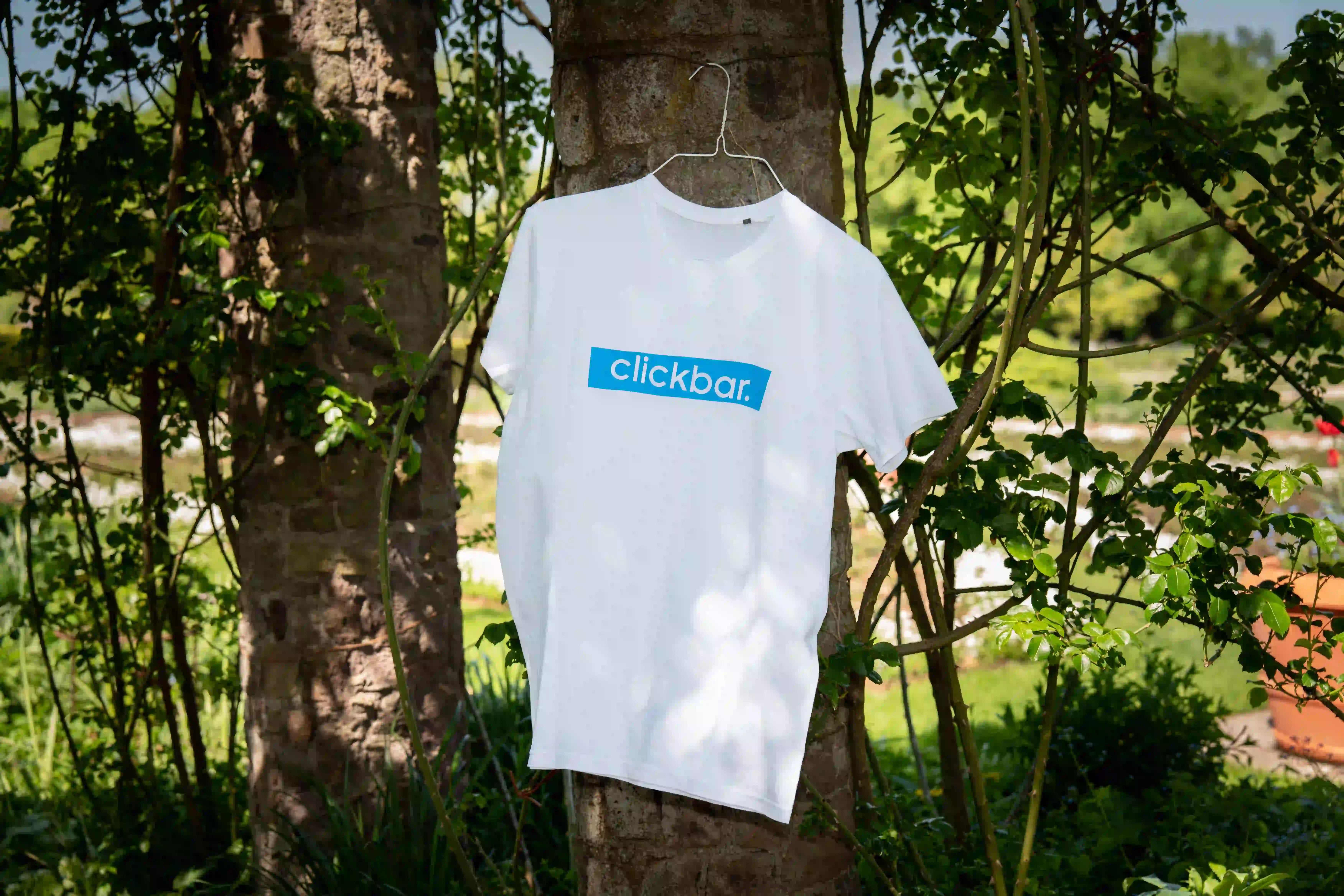 weißes clickbar. T-Shirt mit blauen Logo