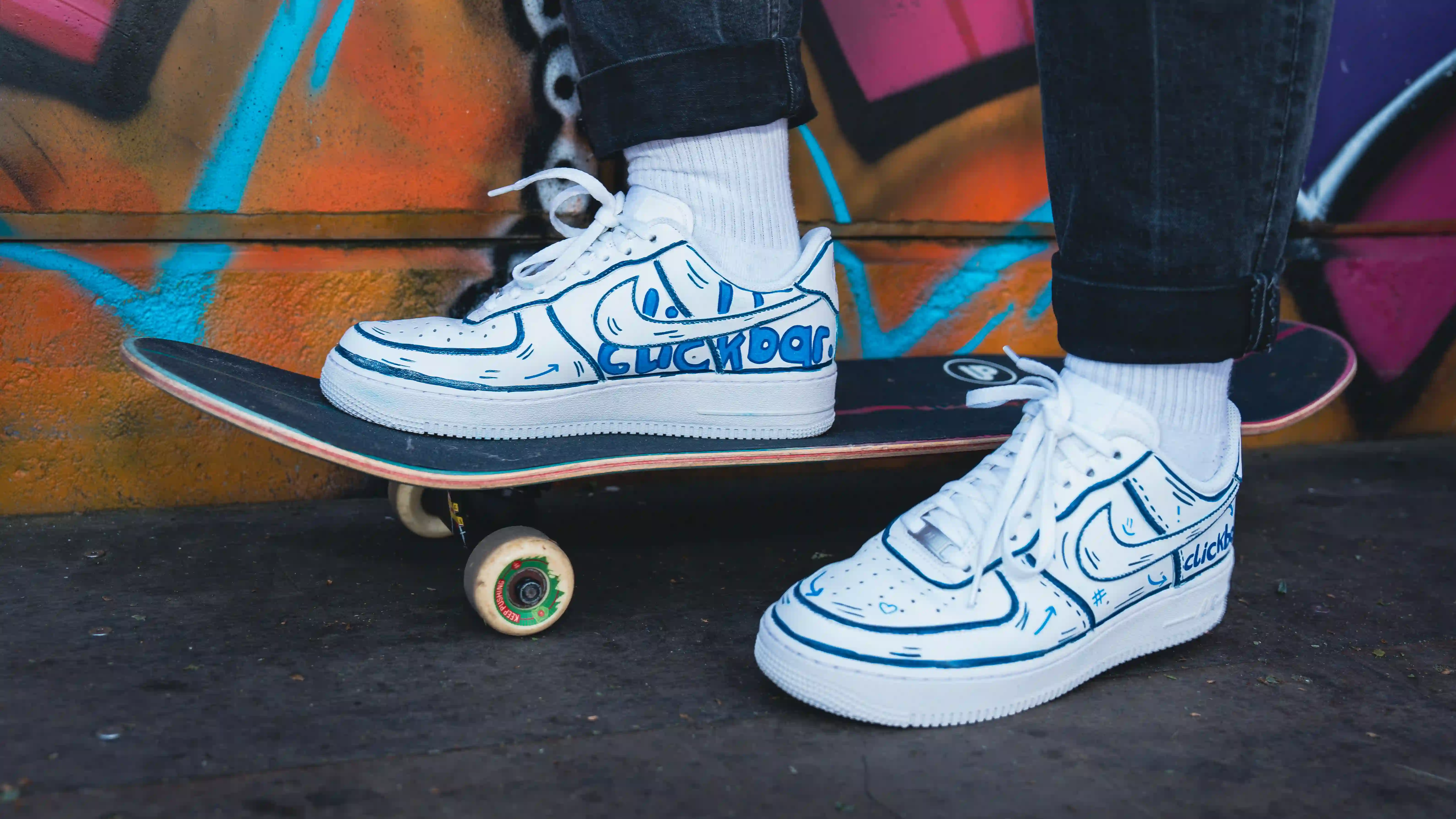 weiße Air Force 1 personalisiert mit clickbar. branding