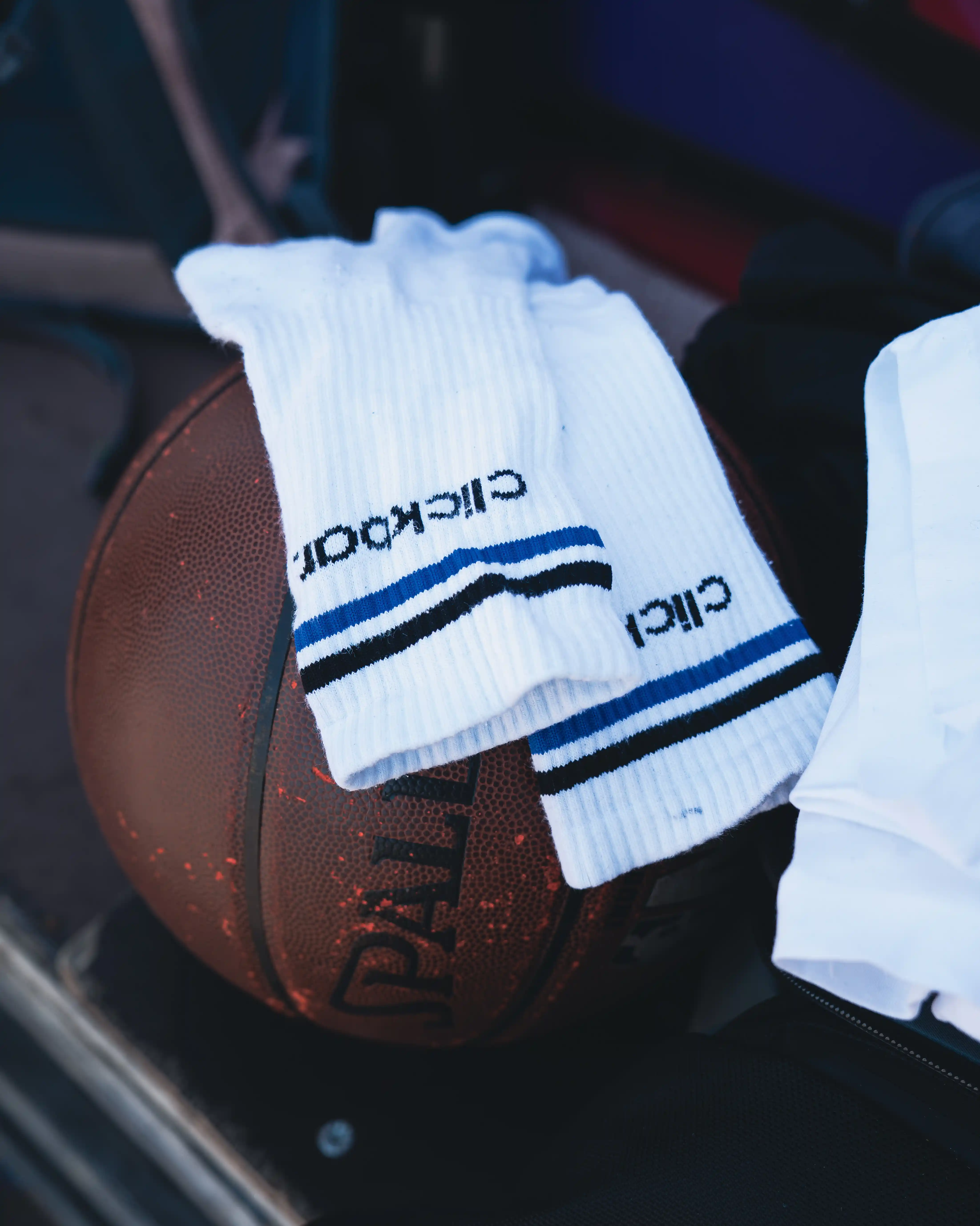 Weiße clickbar. Socken auf einem Basketball.