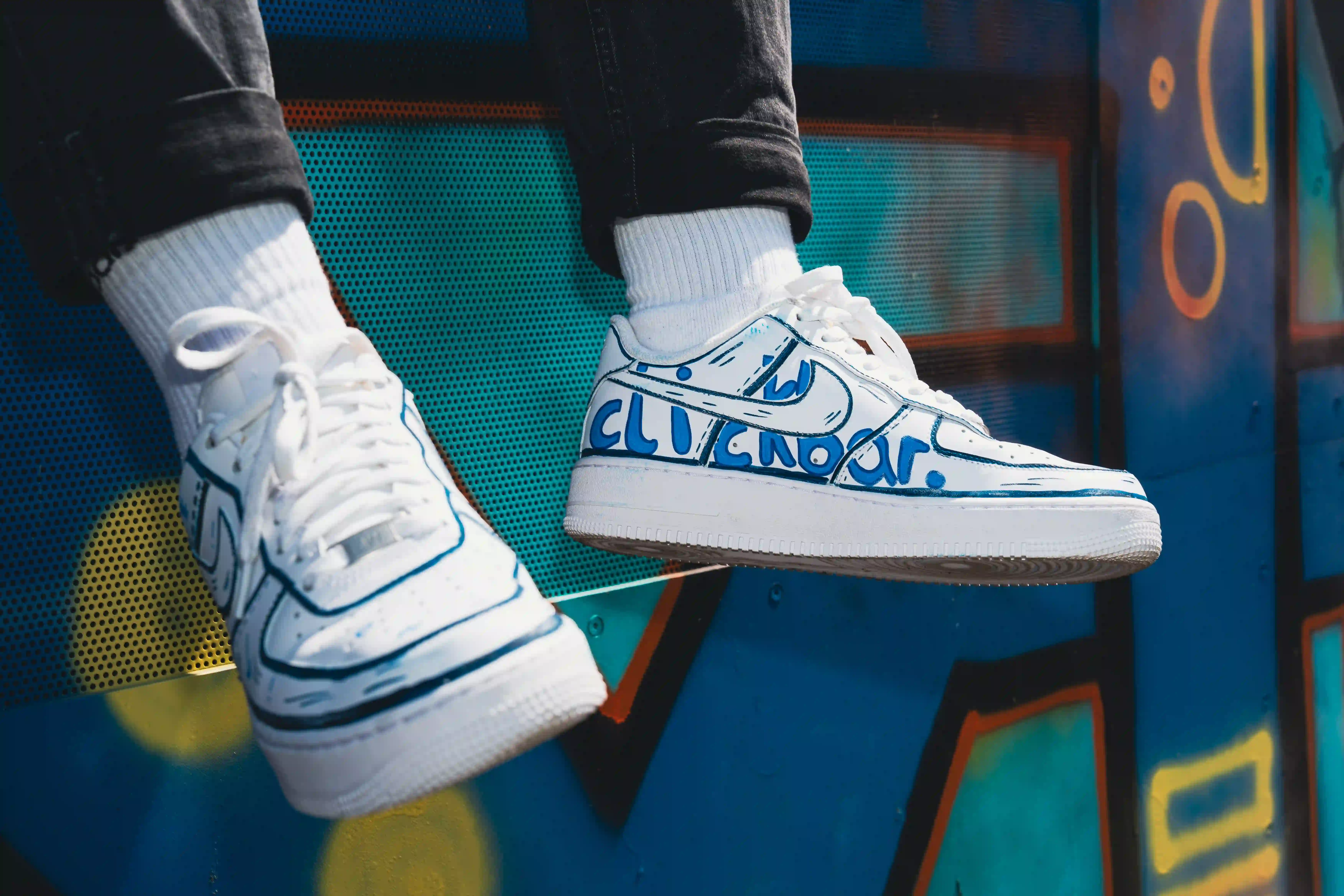 Weiße Air Force 1 mit clickbar. branding und weiße clickbar. Socken