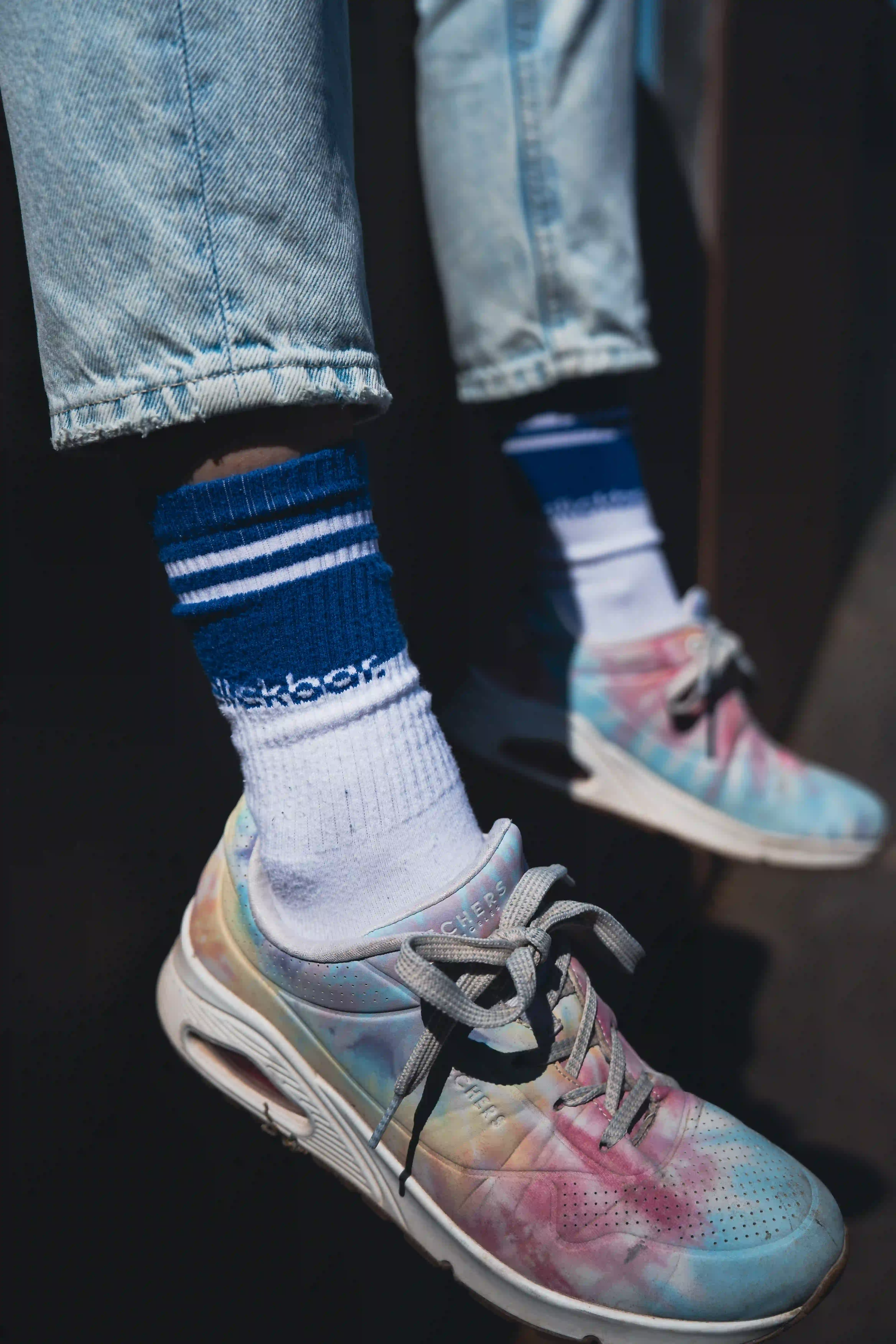 weiße clickbar. Socken in buten Schuhen