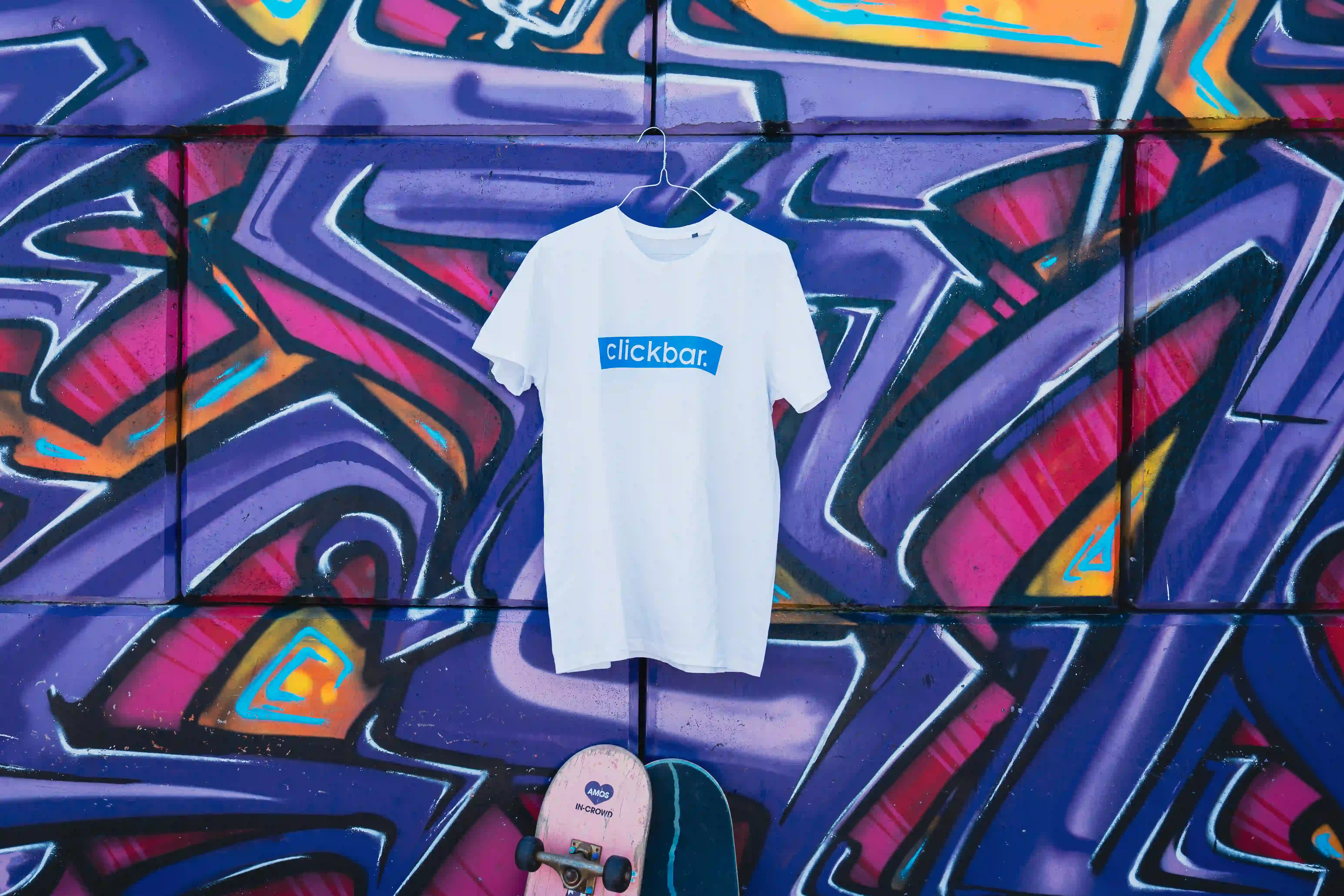 weißes clickbar. T-Shirt mit blauen Logo
