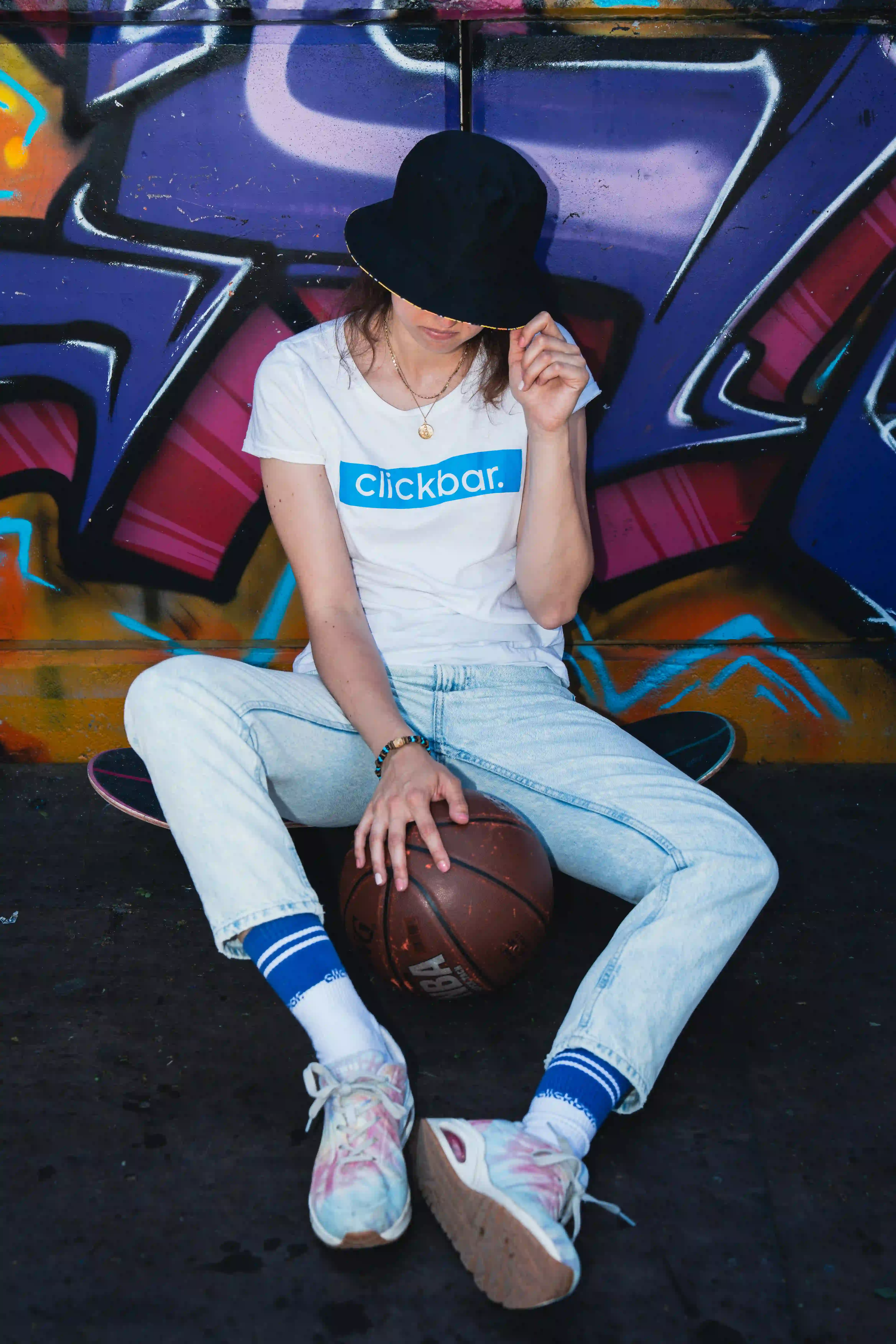 weißes clickbar T-Shirt mit blauem Logo